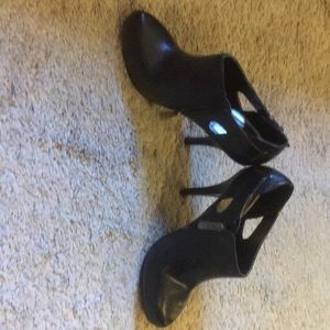 5.5 guess black ankle boot